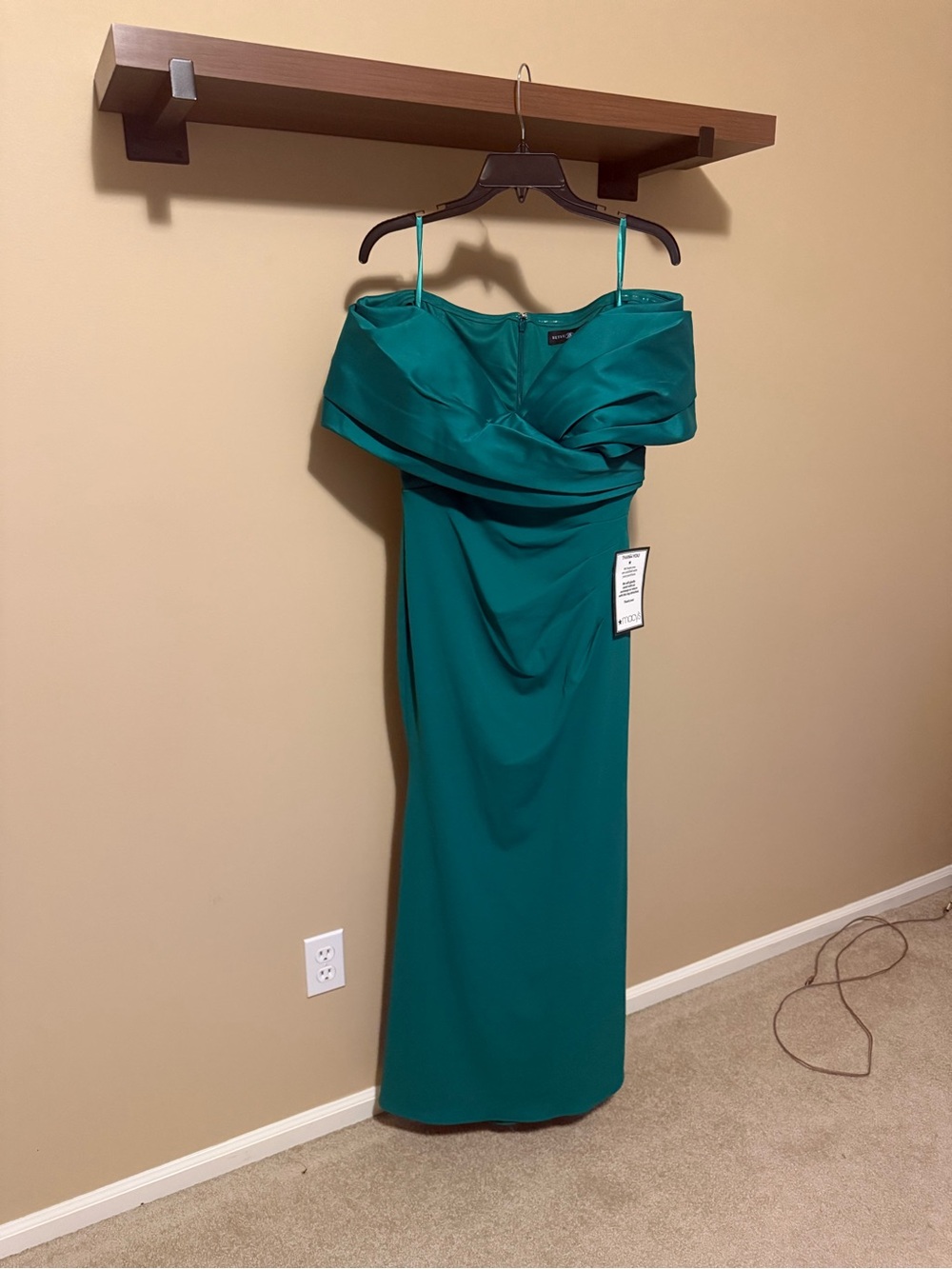 Betsy & Adam Off-Shoulder Emerald Green Column Gown - Picture 4 of 10